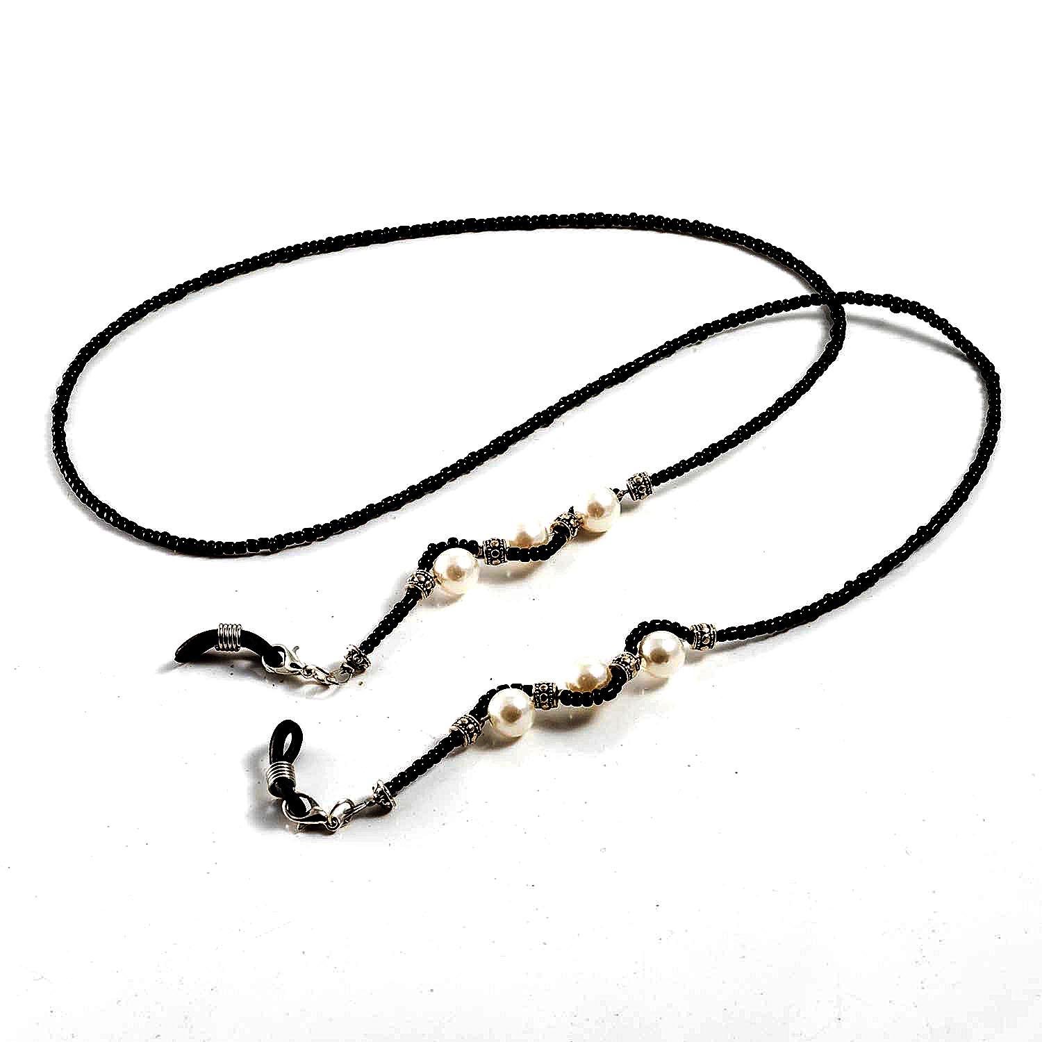 Cordón para gafas cuentas negras decorado con bolitas blancas efecto perla hecho a mano