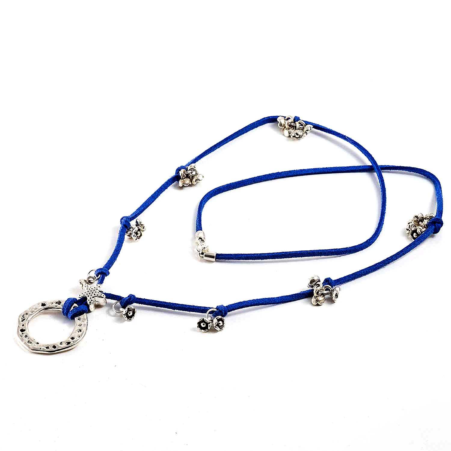 Collar cuelga gafas de antelina azul eléctrico con decoraciones color plata.